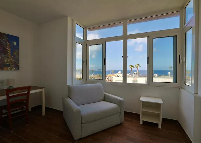 Seaview Escape With Pool Access * St. Paul's Bay