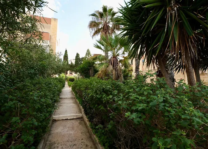 Seaview Escape With Pool Access *